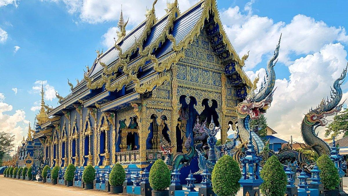 Wat Rong Suea Ten, satu tempat wisata terbaik di Chiang Rai Thailand.