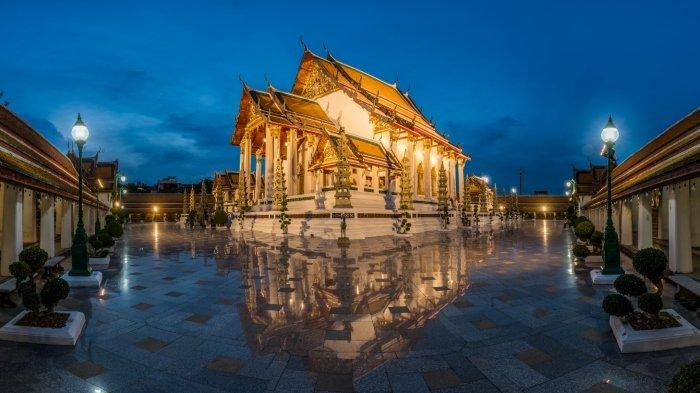 Wat Suthat, salah satu kuil paling terkenal di Bangkok, Thailand. Kuil ini dikenal dengan arsitektur yang indah, sejarah panjang, dan nilai budayanya yang besar.