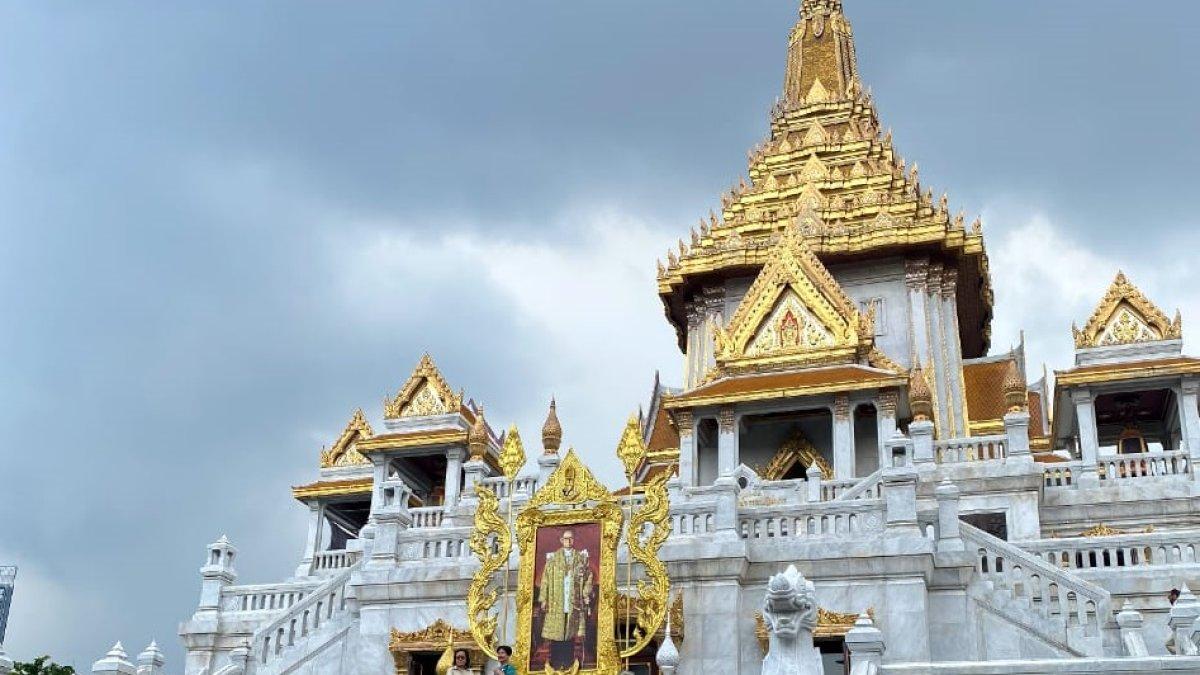 Wat Traimit, satu tempat wisata populer di Bangkok Thailand