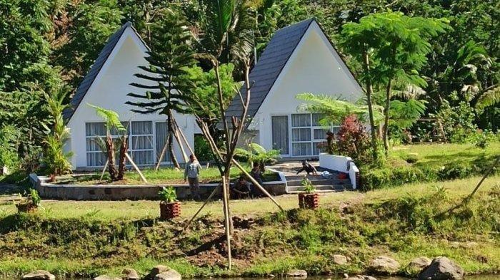 Suasana area glamping yang berada dekat danau buatan di kawasan wisata Watu Gambir Karang Kecamatan Karangpandan Kabupaten Karanganyar.