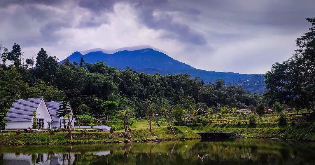 Watu Gambir, satu tempat wisata hits di Karanganyar Jawa Tengah yang terkenal instagenic.