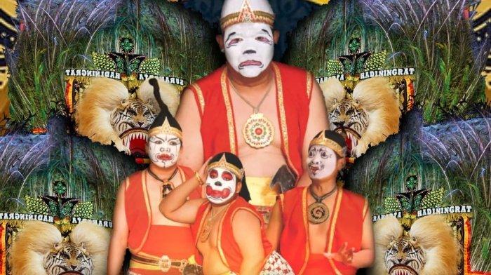 Wayang Orang Sriwedari merupakan pertunjukan favorit di Kota Solo, Jawa Tengah yang tiket masuknya murah meriah.