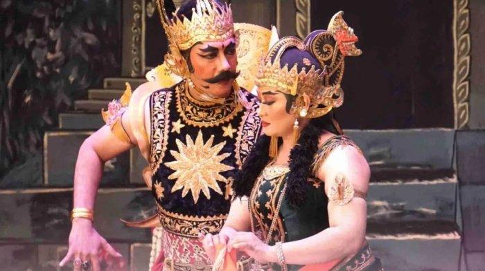 Wayang Orang Sriwedari merupakan pertunjukan favorit di Kota Solo, Jawa Tengah yang tiket masuknya murah meriah.