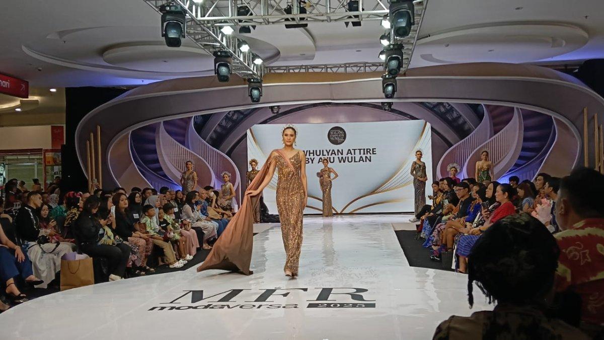 Model memperagakan busana koleksi Whulyan Attire by Ayu Wulan dalam Malang Fashion Runway 2025 di Grand Hall Malang Town Square.