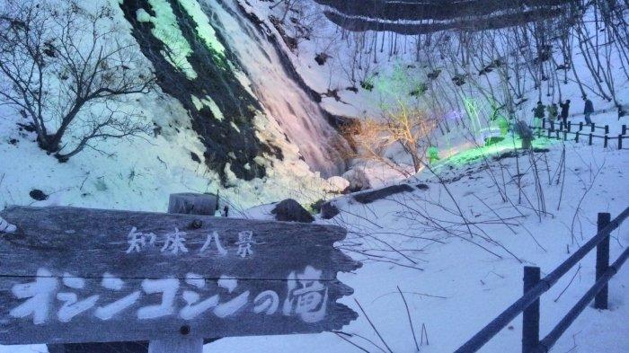 Wisata Air Terjun Oshinkoshin atau Oshinkoshin Waterfall di Hokkaido, Jepang saat musim dingin.