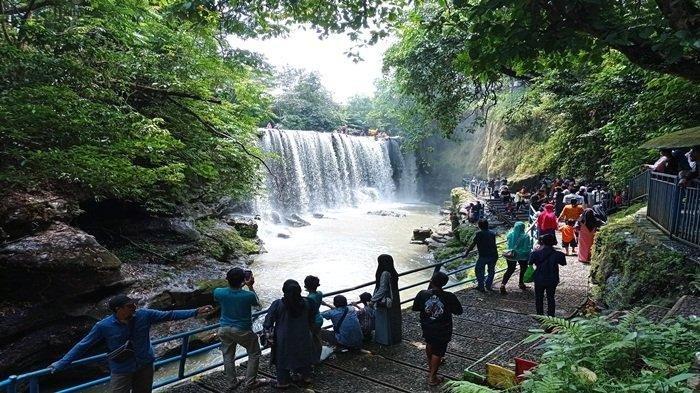 Suasana objek wisata Air Terjun Temam di Lubuklinggau yang ramai dikunjungi wisatawan.