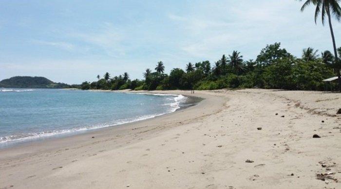 Pantai Lumintang di Desa Bentenan Satu, Kecamatan Posumaen, Kabupaten Minahasa Tenggara, Sulawesi Utara.