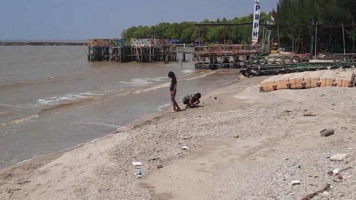 Wisata Pantai Pasir Putih di Desa Sukajaya, Kecamatan Cilamaya Kulon, Kabupaten Karawang pada Minggu (25/8/2024).