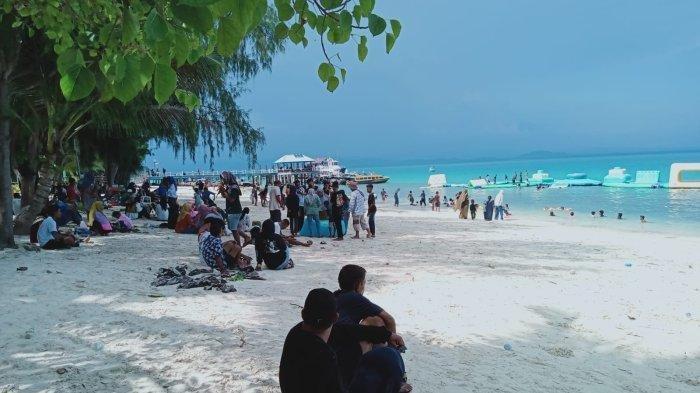 Ribuan orang padati Pulau Dodola di hari ketiga Lebaran, mulai dari anak-anak hingga orang dewasa, terlihat memadati Destinasi Pulau dinobatkan 10 Bali baru tersebut, Rabu (4/5/2022).
