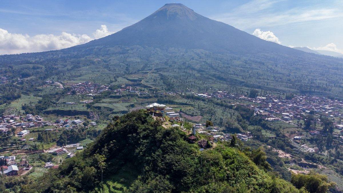 Wisata Puncak Botorono di Temanggung, Jawa Tengah dengan latar belakang Gunung Sindoro.