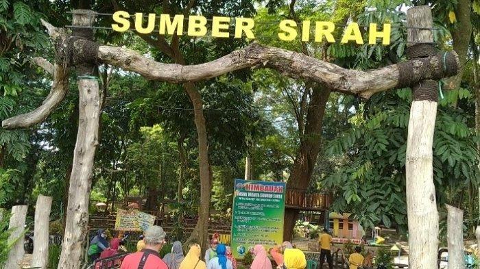 Wisata Sumber Sirah di Desa Kerkep, Kecamatan Gurah, Kabupaten Kediri, Jawa Timur.
