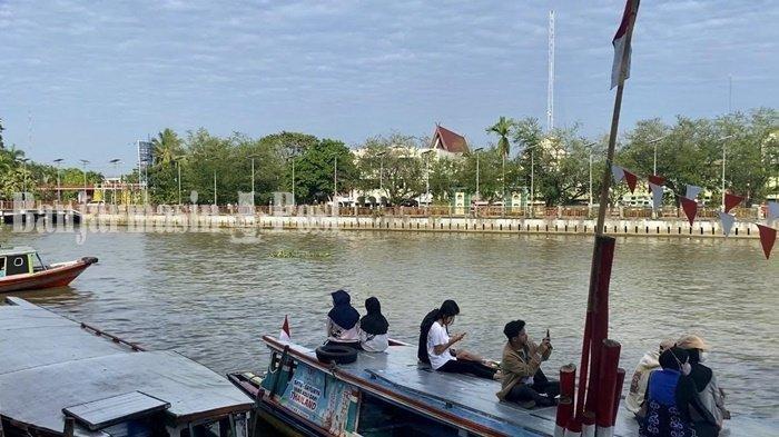 Wisata Susur Sungai Martapura menggunakan klotok atau perahu bermotor dari Siring Kota Banjarmasin, Provinsi Kalimantan Selatan, Sabtu (19/8/2023).