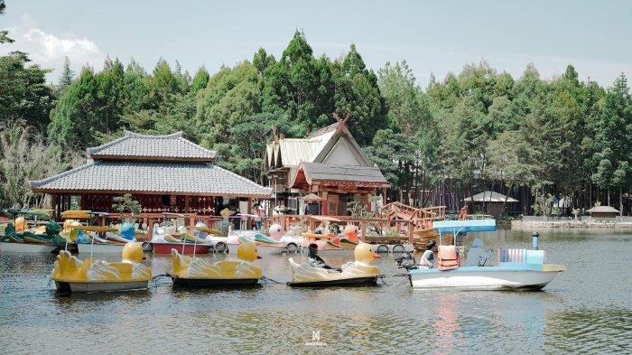 Wisata air di Floating Market, Lembang, Bandung, Jawa Barat.