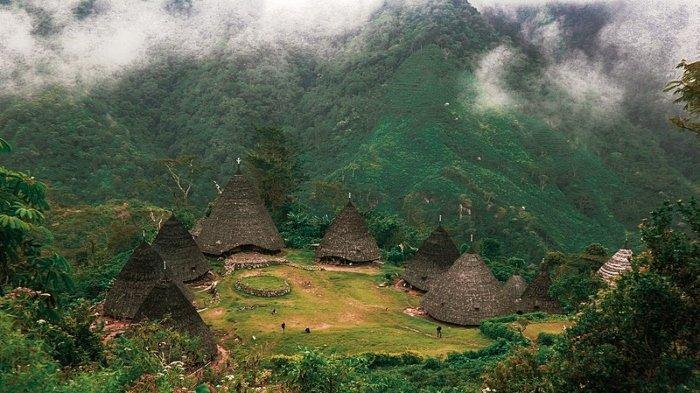 Wisata kampung adat Wae Rebo di Desa Satar Lenda, Satar Mese Barat, Manggarai, NTT.