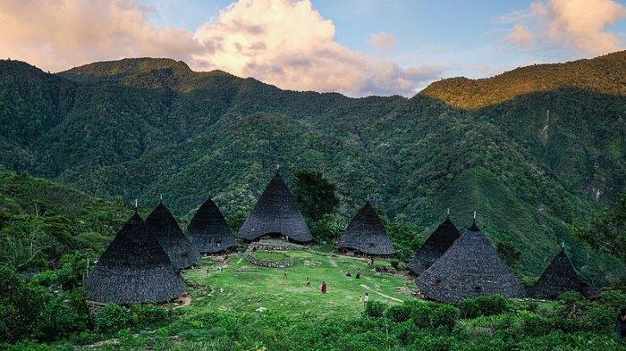 Wisata kampung adat Wae Rebo di Desa Satar Lenda, Satar Mese Barat, Manggarai, NTT.