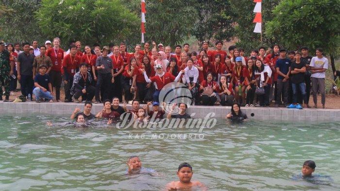 Wisata kolam renang atas awan di Desa Jembul, Jatirejo, Mojokerto, Jawa Timur.