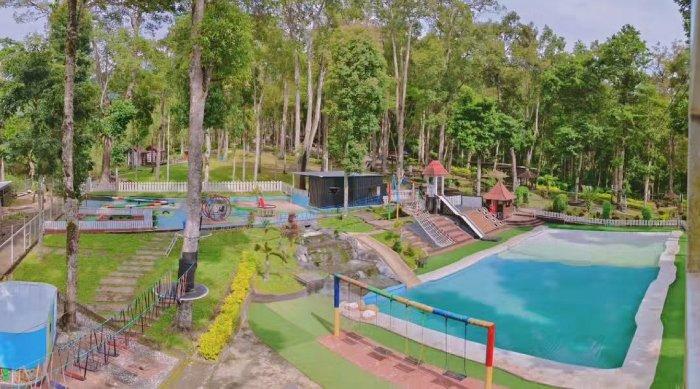 Wisata kolam renang di Taman Wisata Genilangit, tempat wisata di Magetan, Jawa Timur.