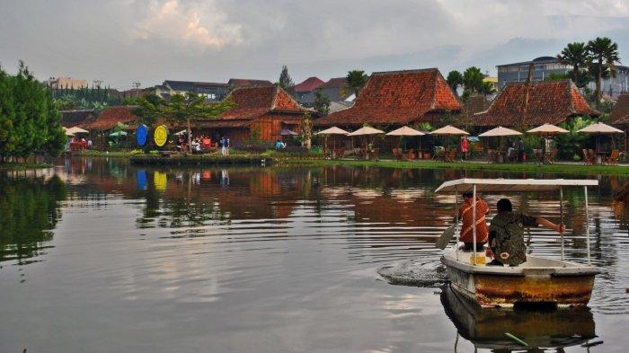 Wisata perahu di danau Floating Market Lembang, Bandung Barat, Jawa Barat.