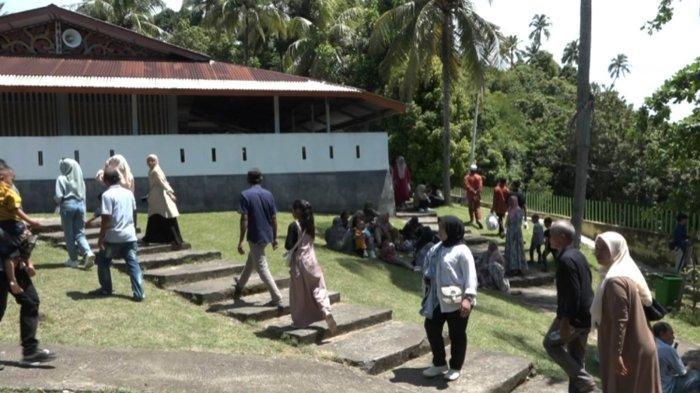 Wisata religi di Makam Poteu Meuruhom, Aceh.