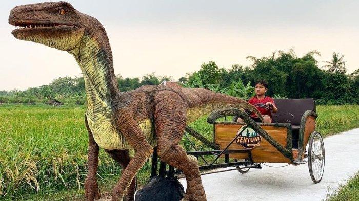 Wisatawan anak-anak nyobain wahana dinosaurus di Senyum Tamanan, Kecamatan Banguntapan, Kabupaten Bantul, Jogja.