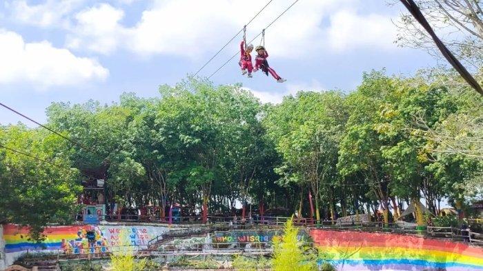 Wisatawan anak-anak nyobain wahana flying fox di Agro Wisata Pelangi Pekanbaru, Riau.
