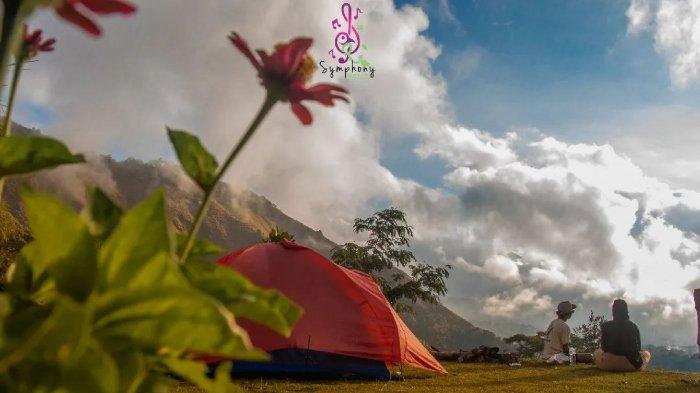 Wisatawan asyik camping di Symphony Rinjani Lombok Timur, Nusa Tenggara Barat (NTB).