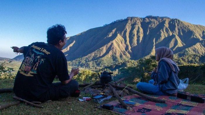 Wisatawan asyik camping di Symphony Rinjani Lombok Timur, Nusa Tenggara Barat (NTB).