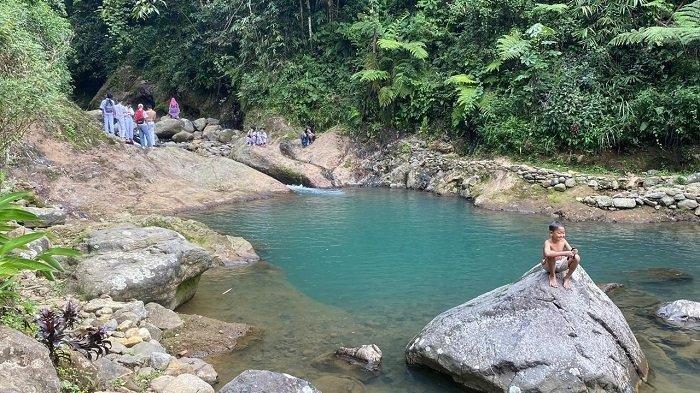 Wisatawan berenang di Telaga Biru Cawene, Desa Gunungsari, Kecamatan Pamijahan, Kabupaten Bogor, Jumat (9/8/2024).