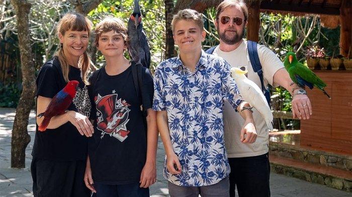 Wisatawan berfoto dengan burung di Lombok Wildlife Park Kabupaten Lombok Utara, Nusa Tenggara Barat (NTB).