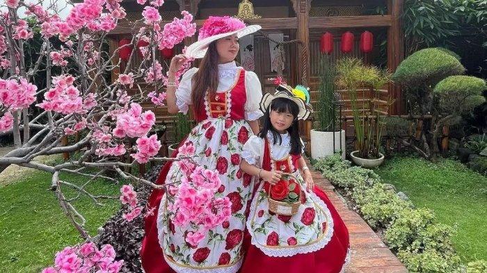 Wisatawan berfoto di Batu Love Garden memakai kostum baju tradisional luar negeri.