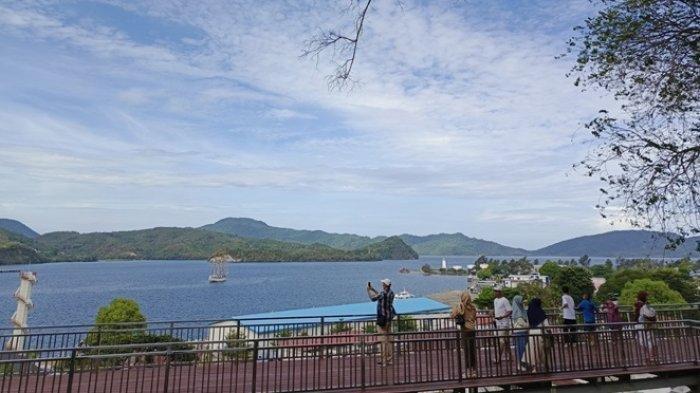 Wisatawan berfoto di deck view Taman Tugu Sabang Merauke, Kota Sabang, Sabtu (22/6/2024)