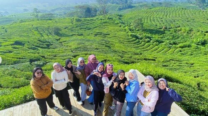 Wisatawan berfoto di sky deck Bukit Tungguan.