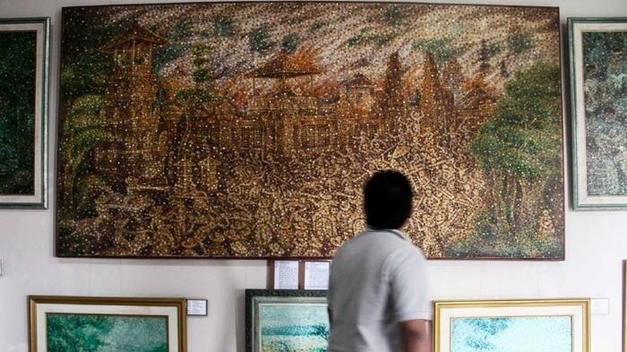 Wisatawan berkunjung ke Museum Lukisan Sidik di Kecamatan Denpasar Timur, Kabupaten Denpasar, Bali.