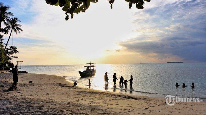 Wisatawan berlibur di Karimunjawa, Kabupaten Jepara, Jawa Tengah.