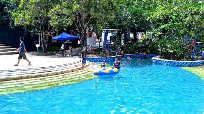 Wisatawan bermain di kolam renang Amanzi Waterpark Palembang.