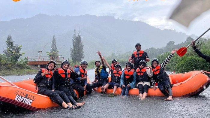 Wisatawan bermain wahana arung jeram yang menantang di Anak Mas River Paradise Kecamatan Pegasing, Aceh Tengah, Aceh.