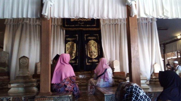 Wisatawan berziarah di Makam Sunan Kudus, Jawa Tengah.