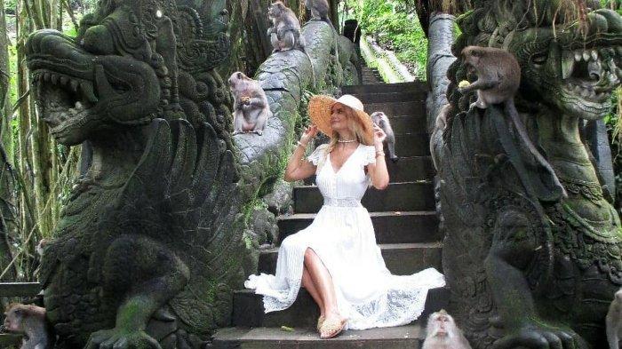 Wisatawan foto bersama kawanan monyet di Monkey Forest Ubud, Gianyar, Bali.