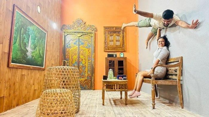 Wisatawan foto di spot instagramable Upside Down World Bali, tempat wisata di Kecamatan Denpasar Selatan, Kota Denpasar, Bali.