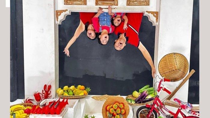 Wisatawan foto di spot instagramable Upside Down World Bali, tempat wisata di Kecamatan Denpasar Selatan, Kota Denpasar, Bali.