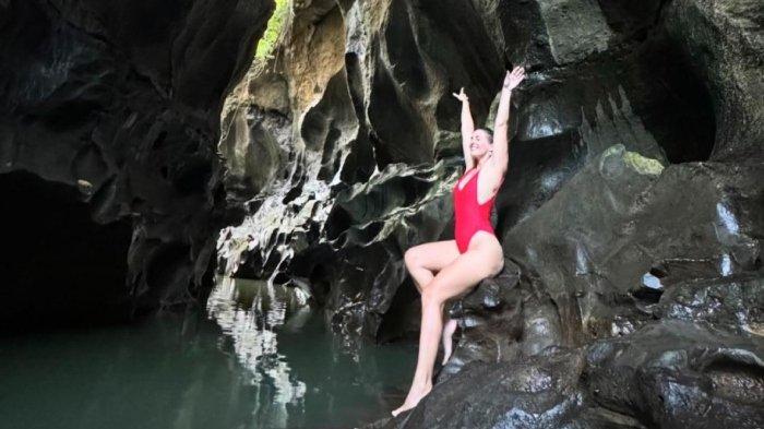 Wisatawan liburan ke Bali Hidden Canyon Beji Guwang di Kecamatan Sukawati, Kabupaten Gianyar, Bali.