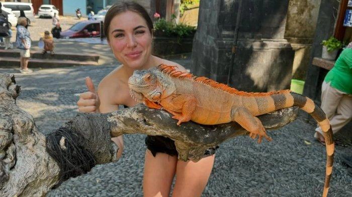 Wisatawan liburan ke Bali Reptile Park, tempat wisata populer di Kecamatan Sukawati, Kabupaten Gianyar, Bali.