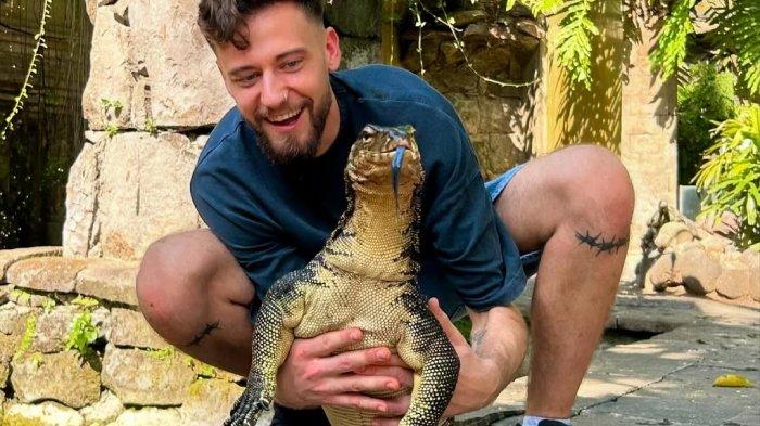 Wisatawan liburan ke Bali Reptile Park, tempat wisata populer di Kecamatan Sukawati, Kabupaten Gianyar, Bali.