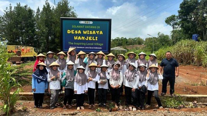 Wisatawan liburan ke Desa Wisata Hanjeli Sukabumi, Jawa Barat.