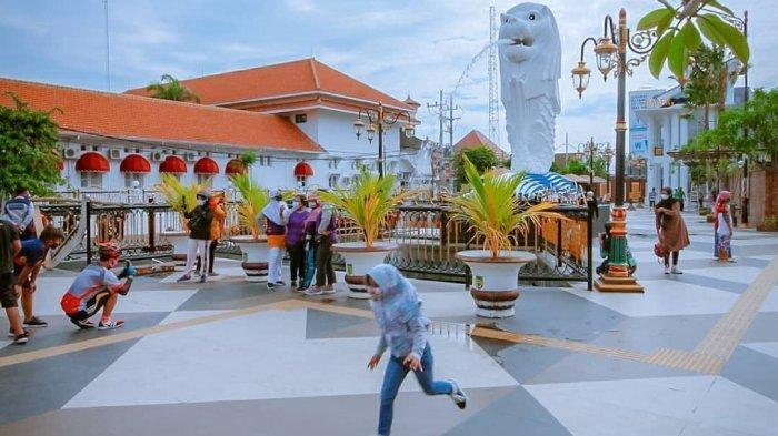 Wisatawan liburan ke Pahlawan Street Center, Madiun, Jawa Timur.