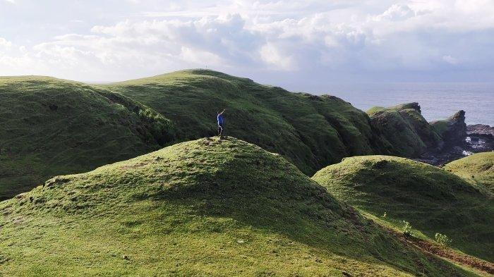 Wisatawan lokal menikmati suasana pagi di Bukit Merese, Kabupaten Lombok Tengah, Minggu (23/1/2024).