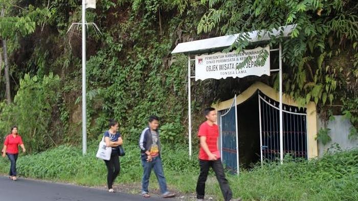 Wisatawan melintas di depan mulut Goa Jepang Tonsealama di Minahasa, Sulut.