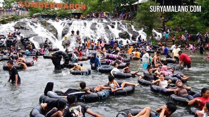 Wisatawan memadati Wisata Alam Air Sumber Maron, di Kecamatan Pagelaran, Kabupaten Malang saat libur Tahun Baru 2023, Minggu (1/1/2023).