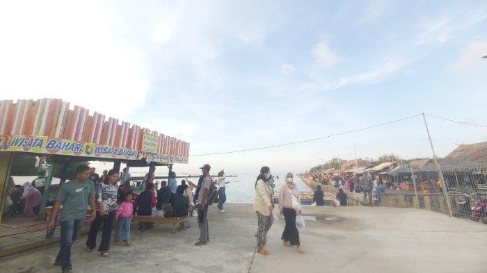 Wisatawan memadati area Pantai Gope, Karangantu, Kota Serang, Sabtu (13/5/2023).