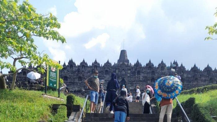 Ilustrasi - Sejumlah wisatawan menaiki Candi Borobudur, Magelang, Minggu (5/6/2022).